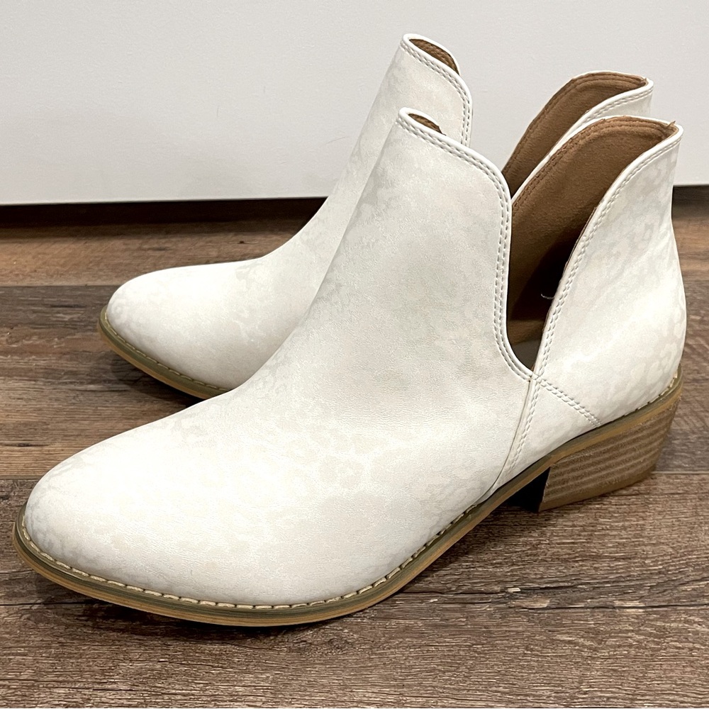 Boutique by Corkys, ivory/white leopard booties